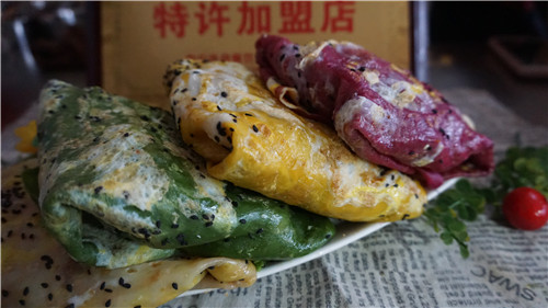 街頭5塊錢一個(gè)的彩色煎餅果子好看又好吃
